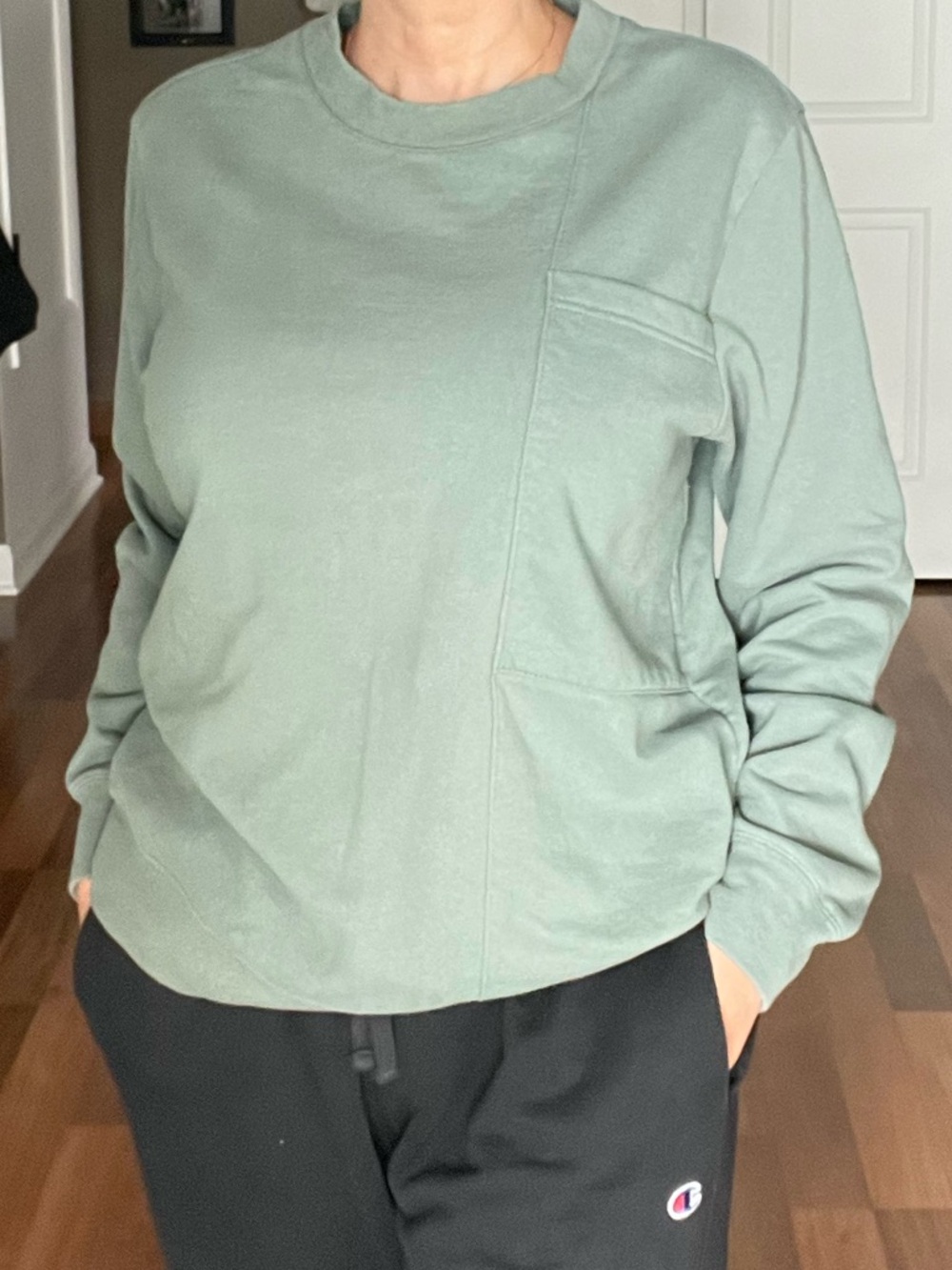 Cuidado Con El Perro Women's Sage Green Long-Sleeve Pocket Sweatshirt